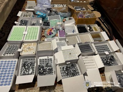 Наркотики в електронних цигарках та в желейних цукерках: на Дніпропетровщині поліцейські викрили групу наркозбувачів Наркотики в електронних цигарках та в желейних цукерках: на Дніпропетровщині поліцейські викрили групу наркозбувачів