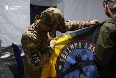 Військові 34 ОБрБО тримають прапор підрозділу на позиції групи аеророзвідки на Херсонщині Військові 34 ОБрБО тримають прапор підрозділу на позиції групи аеророзвідки на Херсонщині