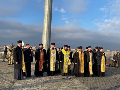 1000 днів війни. У Чернівцях на Алеї Слави вшанували памʼять загиблих військових 1000 днів війни. У Чернівцях на Алеї Слави вшанували памʼять загиблих військових