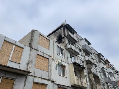 У квартирах зруйнованого ракетою будинку у Полтаві мокрі стіни: чому не відновлюють будівлю У квартирах зруйнованого ракетою будинку у Полтаві мокрі стіни: чому не відновлюють будівлю