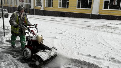 Харківців просять не залишати автомобілі на узбіччях доріг, щоб не перешкоджати прибиранню снігу — міськрада Харківців просять не залишати автомобілі на узбіччях доріг, щоб не перешкоджати прибиранню снігу — міськрада