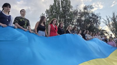 Студенти та інші місцеві жителі розгорнули дев'ятиметровий прапор у Миколаєві, 23 серпня 2025 року Студенти та інші місцеві жителі розгорнули дев'ятиметровий прапор у Миколаєві, 23 серпня 2025 року