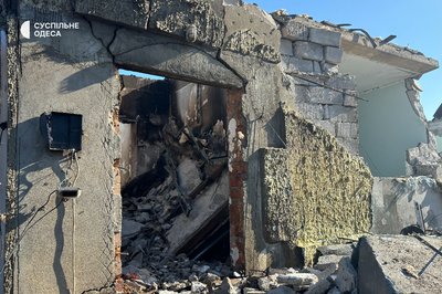 Пошкоджено житловий будинок: фото наслідків дронової атаки РФ на Одещину Пошкоджено житловий будинок: фото наслідків дронової атаки РФ на Одещину