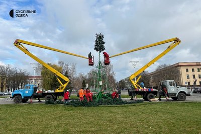 В Ізмаїлі встановлюють новорічну ялинку: фото В Ізмаїлі встановлюють новорічну ялинку: фото