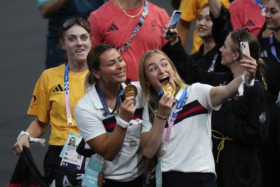 Спортсмени роблять селфі на церемонії закриття Олімпіади-2024 Спортсмени роблять селфі на церемонії закриття Олімпіади-2024