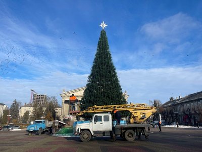 головна ялинка міста, розбирають ялинку головна ялинка міста, розбирають ялинку