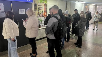 Черги у квиткові каси на залізничному вокзалі у Харкові через хакерську атаку на сервіси "Укрзалізниці" 24 березня 2025 року Черги у квиткові каси на залізничному вокзалі у Харкові через хакерську атаку на сервіси "Укрзалізниці" 24 березня 2025 року