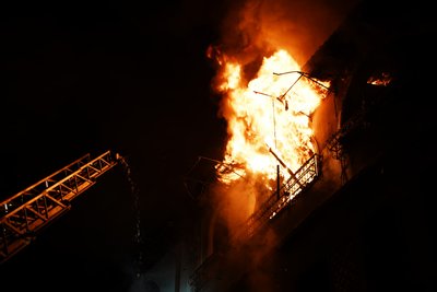 Пожежа на місці влучання в Основ'янському районі Харкова, 2 квітня 2026 року Пожежа на місці влучання в Основ'янському районі Харкова, 2 квітня 2026 року