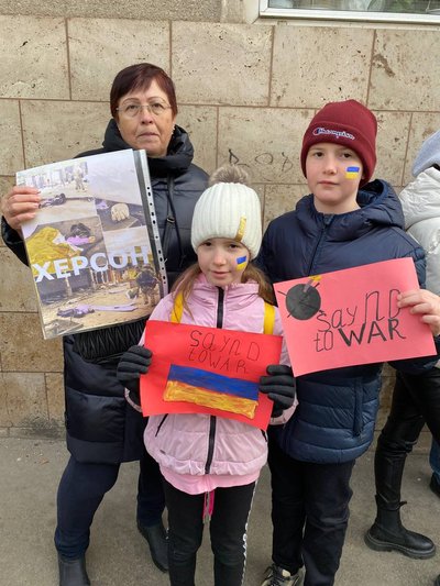 Херсонці взяли участь у мітингу з нагоди роковин війни у Румунії Херсонці взяли участь у мітингу з нагоди роковин війни у Румунії