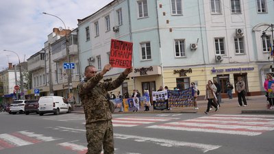 У Хмельницькому відбувається акція на підтримку полонених та зниклих безвісти військових У Хмельницькому відбувається акція на підтримку полонених та зниклих безвісти військових