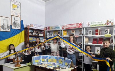 До Дня Соборності України у Малинській громаді на Житомирщині організували фотоакцію "Нитка Єдності"