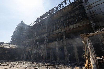 ТРЦ "Квадрат" на Лук’янівці: рятувальники ДСНС розбирають фасад будівлі ТРЦ "Квадрат" на Лук’янівці: рятувальники ДСНС розбирають фасад будівлі