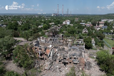 Зруйновані ударами російських КАБів житлові будинки у Миколаївці — місті за кілька кілометрів від Слов'янська. Донеччина, 20 травня 2026 року Зруйновані ударами російських КАБів житлові будинки у Миколаївці — місті за кілька кілометрів від Слов'янська. Донеччина, 20 травня 2026 року