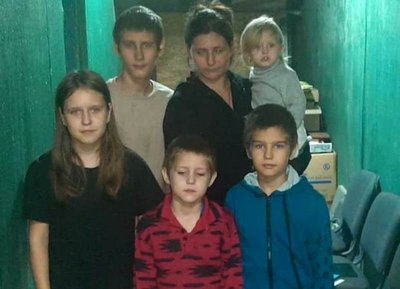 Поліція та волонтери евакуювали з Херсона жінку з п'ятьма дітьми Поліція та волонтери евакуювали з Херсона жінку з п'ятьма дітьми