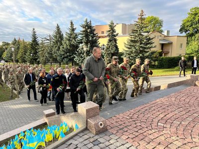 В Ужгороді вшанували пам’ять полеглих захисників і захисниць України В Ужгороді вшанували пам’ять полеглих захисників і захисниць України