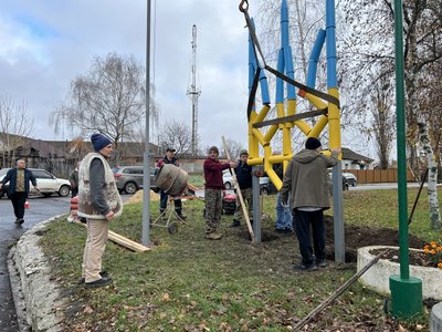 У Диканьці на Полтавщині волонтери встановили пам’ятник з використаних гільз