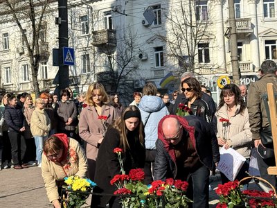 Рік після удару: у Сумах вшановують пам'ять загиблих у Вербну неділю Рік після удару: у Сумах вшановують пам'ять загиблих у Вербну неділю
