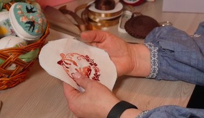 "Вишиває" писанки вечорами: майстриня із Рівного створює великодній декор "Вишиває" писанки вечорами: майстриня із Рівного створює великодній декор