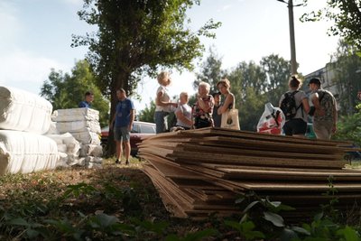 "Тисяча пошкоджених вікон": Як оговтуються мешканці пошкоджених багатоповерхівок у Сумах "Тисяча пошкоджених вікон": Як оговтуються мешканці пошкоджених багатоповерхівок у Сумах