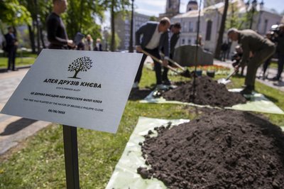 У столиці започаткували "Алею друзів Києва" на Володимирській гірці У столиці започаткували "Алею друзів Києва" на Володимирській гірці