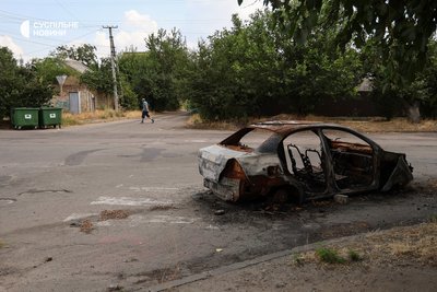 Легкова автівка, спалена дроном, у приватному секторі міста. Херсон, серпень 2025 року Легкова автівка, спалена дроном, у приватному секторі міста. Херсон, серпень 2025 року