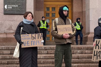 "КМДА, купи БпЛА". У центрі столиці пройшла акція "Гроші на ЗСУ" "КМДА, купи БпЛА". У центрі столиці пройшла акція "Гроші на ЗСУ"