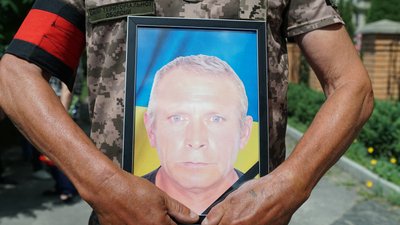 “Чекали його до останнього”. У Сумах в останню путь провели захисника України Анатолія Летучого “Чекали його до останнього”. У Сумах в останню путь провели захисника України Анатолія Летучого