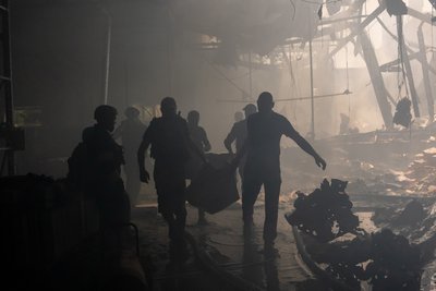 поліцейські несуть тіло загиблого працівника цеху друкарні Фактор-Друк у Харкові 23 травня 2024 року, семеро людей загинули поліцейські несуть тіло загиблого працівника цеху друкарні Фактор-Друк у Харкові 23 травня 2024 року, семеро людей загинули