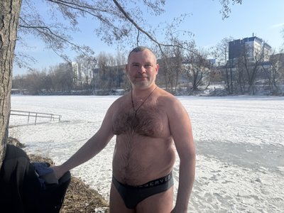 “Знімає стрес від нічних атак”: як сум'яни купаються у крижаній воді “Знімає стрес від нічних атак”: як сум'яни купаються у крижаній воді