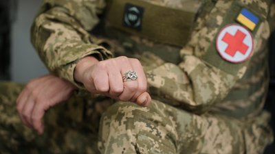 Перстень з гаслом і лого 26-ї бригади у військовослужбовця 26-ї ОАБр Петра Химича на псевдо "Док" Донецька область Перстень з гаслом і лого 26-ї бригади у військовослужбовця 26-ї ОАБр Петра Химича на псевдо "Док" Донецька область