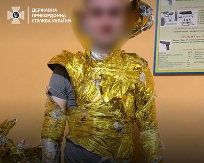 На Одещині затримали чоловіків, які намагалися перебратися через кордон в спецковдрах, щоб не помітили в тепловізор На Одещині затримали чоловіків, які намагалися перебратися через кордон в спецковдрах, щоб не помітили в тепловізор