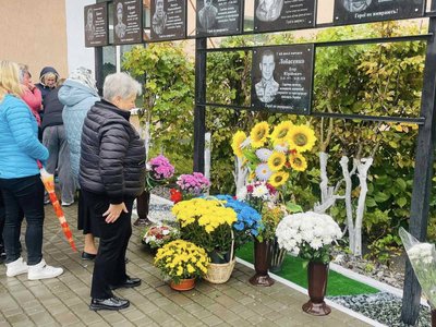 На Вінниччині встановили меморіальні дошки на честь десятьох полеглих оборонців На Вінниччині встановили меморіальні дошки на честь десятьох полеглих оборонців