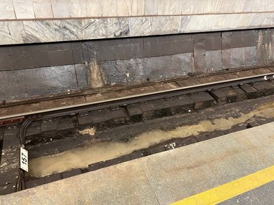 У Києві підтоплює ще одну станцію метро. На "Олімпійській" калюжі води У Києві підтоплює ще одну станцію метро. На "Олімпійській" калюжі води