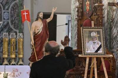 Чоловік віддає шану покійному Папі Римському Франциску в соборі Святого Олександра у Києві, після звістки про смерть понтифіка Чоловік віддає шану покійному Папі Римському Франциску в соборі Святого Олександра у Києві, після звістки про смерть понтифіка