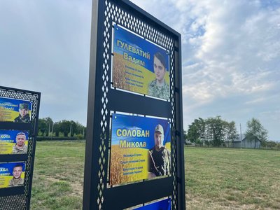 У Чернівцях біля флагштока облаштували Алею Слави загиблих військових У Чернівцях біля флагштока облаштували Алею Слави загиблих військових