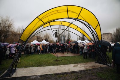 "Дівчинка під сонцем": у Бородянці до річниці деокупації Київщини встановили скульптуру "Дівчинка під сонцем": у Бородянці до річниці деокупації Київщини встановили скульптуру