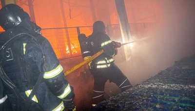 Пожежа на АЗС та двоє травмованих: наслідки падіння уламків російських БпЛА на Хмельниччині Пожежа на АЗС та двоє травмованих: наслідки падіння уламків російських БпЛА на Хмельниччині