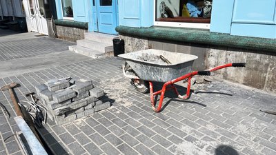 У Кропивницькому невідомі демонтували плитку та розкопали частину маршруту безбар'єрності: що відомо У Кропивницькому невідомі демонтували плитку та розкопали частину маршруту безбар'єрності: що відомо