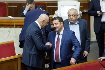 Народний депутат від Партії Регіонів Андрій Деркач (в центрі) під час засідання Верховної Ради України, Київ, 17 квітня 2018 року. Деркач внесений до санкційного списку США як "російський агент з понад десятирічним стажем" Народний депутат від Партії Регіонів Андрій Деркач (в центрі) під час засідання Верховної Ради України, Київ, 17 квітня 2018 року. Деркач внесений до санкційного списку США як "російський агент з понад десятирічним стажем"