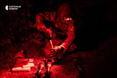 військовий з бригади "Хартія" готує уламкові боєприпаси, Липці, Харківщина, 19 червня 2024 року військовий з бригади "Хартія" готує уламкові боєприпаси, Липці, Харківщина, 19 червня 2024 року