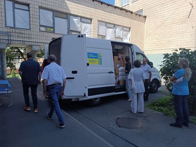 Німецькі волонтери привезли гуманітарну допомогу для постраждалого "Охматдиту" в Києві Німецькі волонтери привезли гуманітарну допомогу для постраждалого "Охматдиту" в Києві