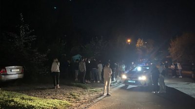 Рухаючись дворовою територією, зіткунувся з чотирма автомобілями і втік: у Чернігові сталася ДТП Рухаючись дворовою територією, зіткунувся з чотирма автомобілями і втік: у Чернігові сталася ДТП