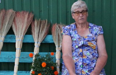 "Або в’язати, щоб хвалили, або не в’язати". 79-річна жителька Дніпропетровщини в’яже віники із сорго "Або в’язати, щоб хвалили, або не в’язати". 79-річна жителька Дніпропетровщини в’яже віники із сорго