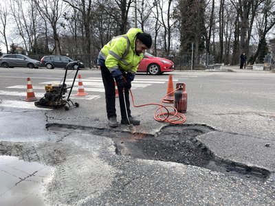Розбиті дороги після зими: де у Полтаві проводять ямковий ремонт Розбиті дороги після зими: де у Полтаві проводять ямковий ремонт