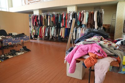 "Нікому не відмовляємо". Як у Сумах працює банк одягу