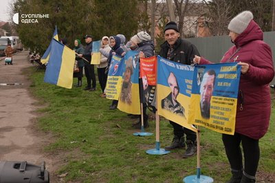 "Немає ані дня, ані ночі, щоб я не думала і не кричала": акція в підтримку зниклих безвісти на Одещині "Немає ані дня, ані ночі, щоб я не думала і не кричала": акція в підтримку зниклих безвісти на Одещині