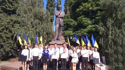 Виконали Гімн та вручили державні нагороди. У Кропивницькому відзначили 28 річницю Конституції України Виконали Гімн та вручили державні нагороди. У Кропивницькому відзначили 28 річницю Конституції України