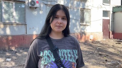 Прибирають уламки та закривають вибиті вікна. Що відбувається на місці ракетного удару по Дніпру Прибирають уламки та закривають вибиті вікна. Що відбувається на місці ракетного удару по Дніпру