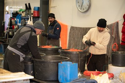 Місцеві рибалки розбирають сітки та виловлене в кінці робочого дня. Нуук, Гренландія, 27 січня 2026 року Місцеві рибалки розбирають сітки та виловлене в кінці робочого дня. Нуук, Гренландія, 27 січня 2026 року