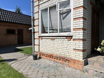Наслідки удару російського безпілотника по Ромнах: пошкоджені будинки та автомобіль Наслідки удару російського безпілотника по Ромнах: пошкоджені будинки та автомобіль